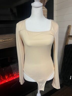Women's Long-Sleeve Scoop Neck Bodysuit in Nude
